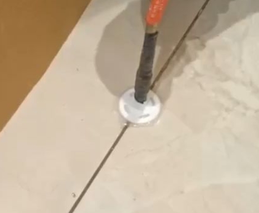 昆明市瓷砖空鼓维修公司专业解答瓷砖在铺贴过程中，如果没有涂抹均匀到位的粘结材料（如水泥砂浆或瓷砖胶），可能会导致以下问题