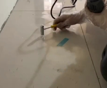 昆明市瓷砖开裂维修公司专业分享瓷砖在铺贴前如果没有沥干水分，将会导致以下问题